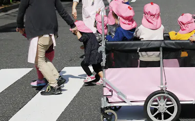 散歩に出る園児たち
