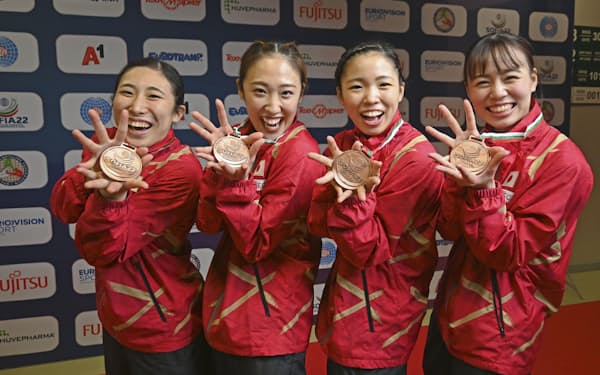 女子団体決勝で銅メダルを獲得し、メダルを手にポーズをとる（左から）桐生莉沙、森ひかる、宇山芽紅、太村成見（18日、ソフィア）＝共同