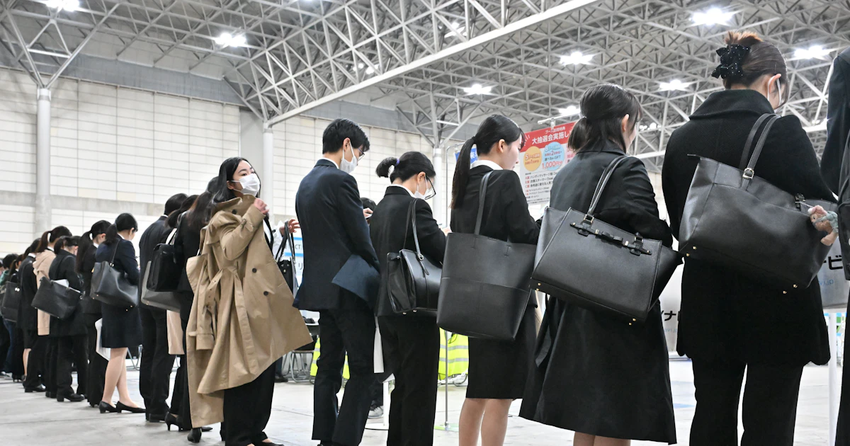 就活ルール見直しは誰のため? 27年卒で解禁、内々定はや5割 - 日本経済新聞