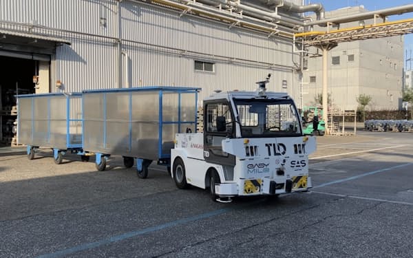 三菱ふそうトラック・バスは自動けん引車が工場内を無人で走る様子を公開した（19日、川崎市）