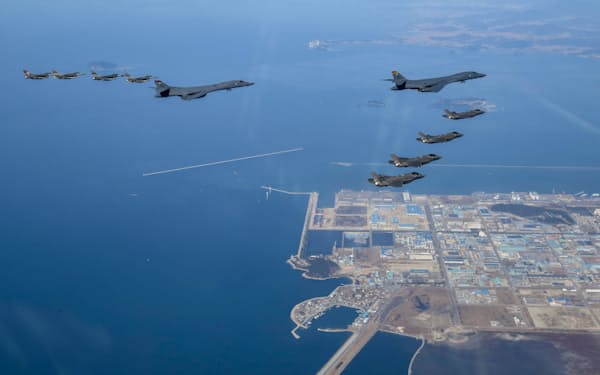 米空軍のB1B戦略爆撃機と米韓の戦闘機が編隊を組んで飛行した（19日）＝韓国軍合同参謀本部提供