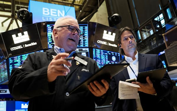 Traders work on the floor of the New York Stock Exchange (NYSE) in New York City, U.S., November 15, 2022. REUTERS/Brendan McDermid