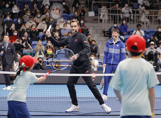フェデラー氏がイベントでテニス指導 遠くを目指して 日本経済新聞 フェデラー氏がイベントでテニス指導 遠くを目指して 日本経済新聞