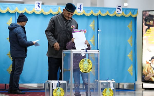 カザフスタンの大統領選は現職のトカエフ氏の当選が確実視される（20日、アルマトイ）＝ロイター