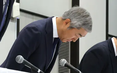 記者会見の冒頭で頭を下げるプルデンシャル生命保険の間原寛社長=当時(1月23日、東京都港区)