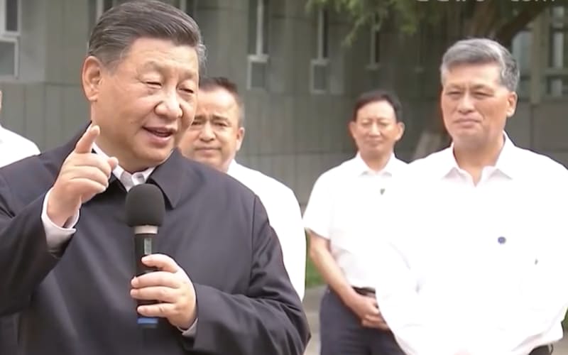 新疆ウイグル自治区を視察する習近平国家主席に寄り添う自治区トップだった馬興瑞氏㊨(2022年)=中国国営中央テレビの映像 新疆ウイグル自治区を視察する習近平国家主席に寄り添う自治区トップだった馬興瑞氏㊨(2022年)=中国国営中央テレビの映像