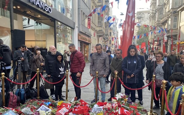 イスタンブール中心部で起きた爆発事件の現場で犠牲者を悼む市民ら（16日）