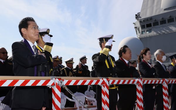 国際観艦式で海上自衛隊の護衛艦「いずも」艦上から観閲する岸田首相㊧（11月、神奈川県沖の相模湾）