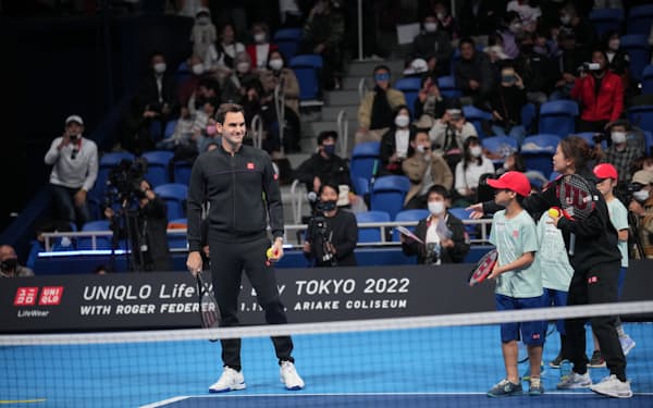 ロジャー・フェデラー氏が子供を指導するイベントを開いた©UNIQLO LifeWear Day Tokyo 2022 with Roger Federer