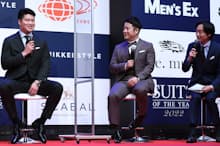スーツ・オブ・ザ・イヤーを受賞し、トークショーで笑顔を見せる東京ヤクルトスワローズの村上宗隆選手（左）とお笑いコンビ、和牛の水田信二さん（中）、川西賢志郎さん
