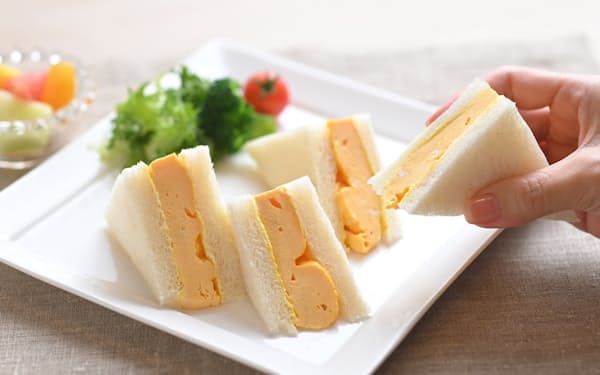だし巻き卵を使ったサンドイッチは自宅でも手軽に作れる=岡村　享則撮影