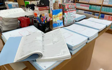 高校には大量の紙の求人票が届くが生徒が見る機会は少ない(写真の一部を加工)