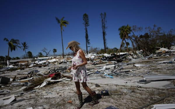　ハリケーン「イアン」に襲われた米南部フロリダ州で物を捜す女性＝9月30日（AP＝共同）