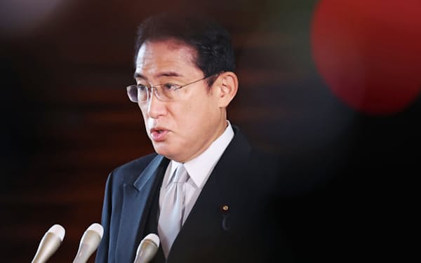 後任の総務相に松本元外相を決め、報道陣の取材に答える岸田首相（21日午前、首相官邸）