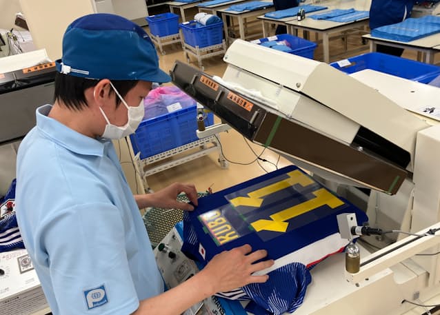 サッカー日本代表 背番号は福井製 市販用の生産大詰め 日本経済新聞 サッカー日本代表 背番号は福井製 市販用の生産大詰め 日本経済新聞