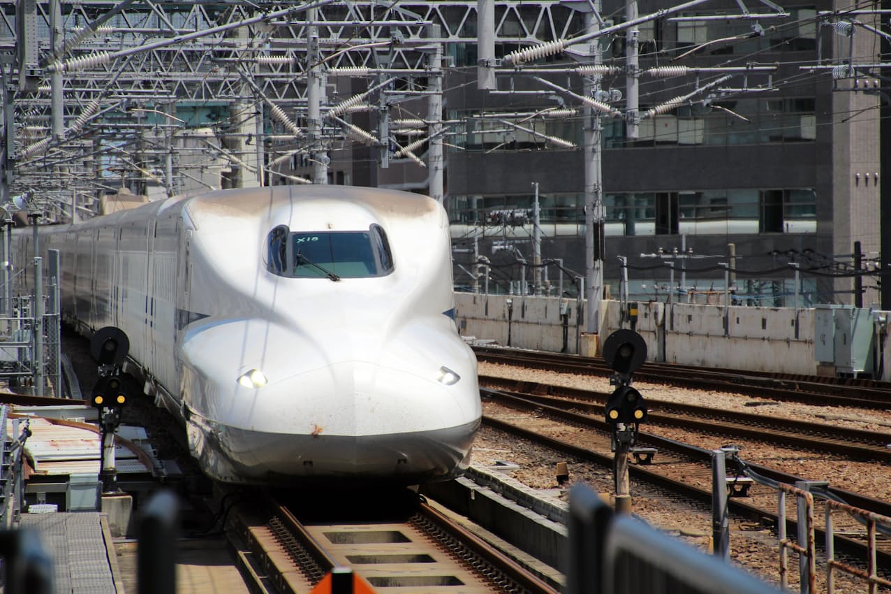 東京―博多間1174.9キロ（実際の距離は1069.1キロ）と全国最長距離の旅客列車となる東海道・山陽新幹線の「のぞみ」。東京発博多行きが30本、博多発東京行きが32本の計62本が毎日運転されている。博多駅で2018年5月22日に筆者撮影