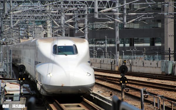 東京―博多間1174.9キロ(実際の距離は1069.1キロ)と全国最長距離の旅客列車となる東海道・山陽新幹線の「のぞみ」。東京発博多行きが30本、博多発東京行きが32本の計62本が毎日運転されている。博多駅で2018年5月22日に筆者撮影