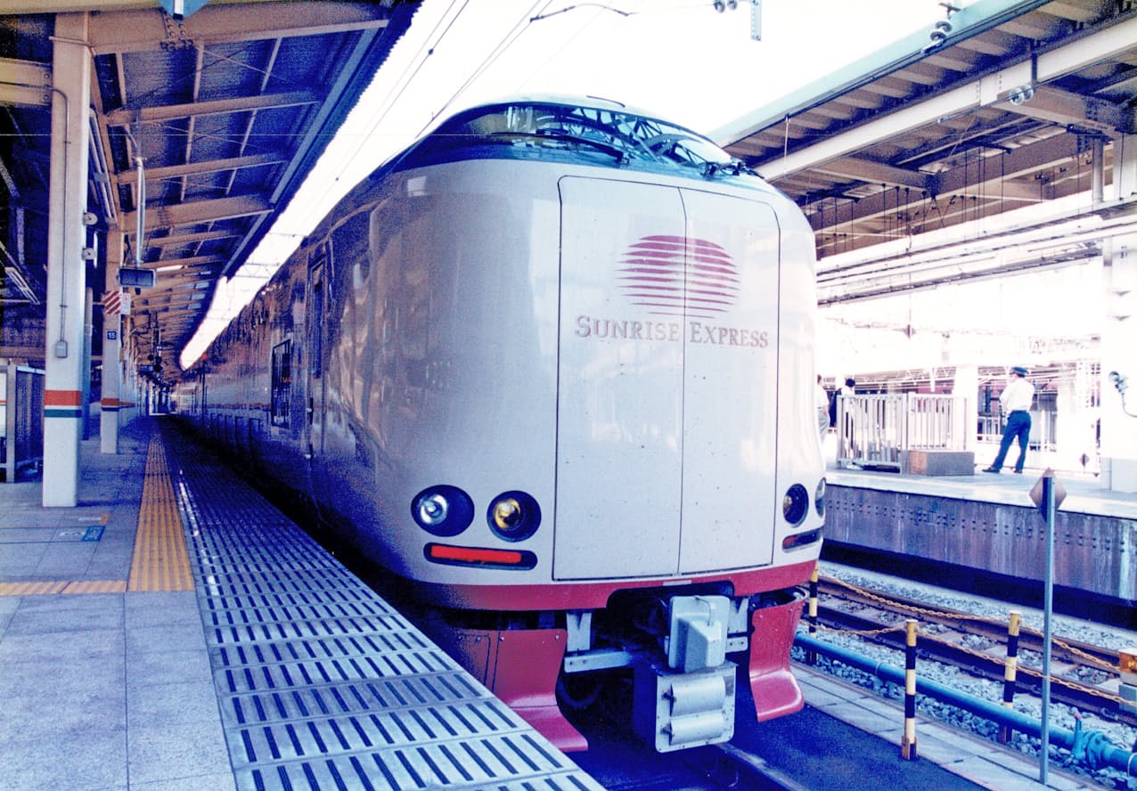 JR在来線で最長の旅客列車は東京―出雲市間の特急「サンライズ出雲」だ。東京―岡山間で一緒に連結されている「サンライズ瀬戸」とともに、毎日運転される貴重な夜行寝台列車である。東京駅にて2001年8月に筆者撮影