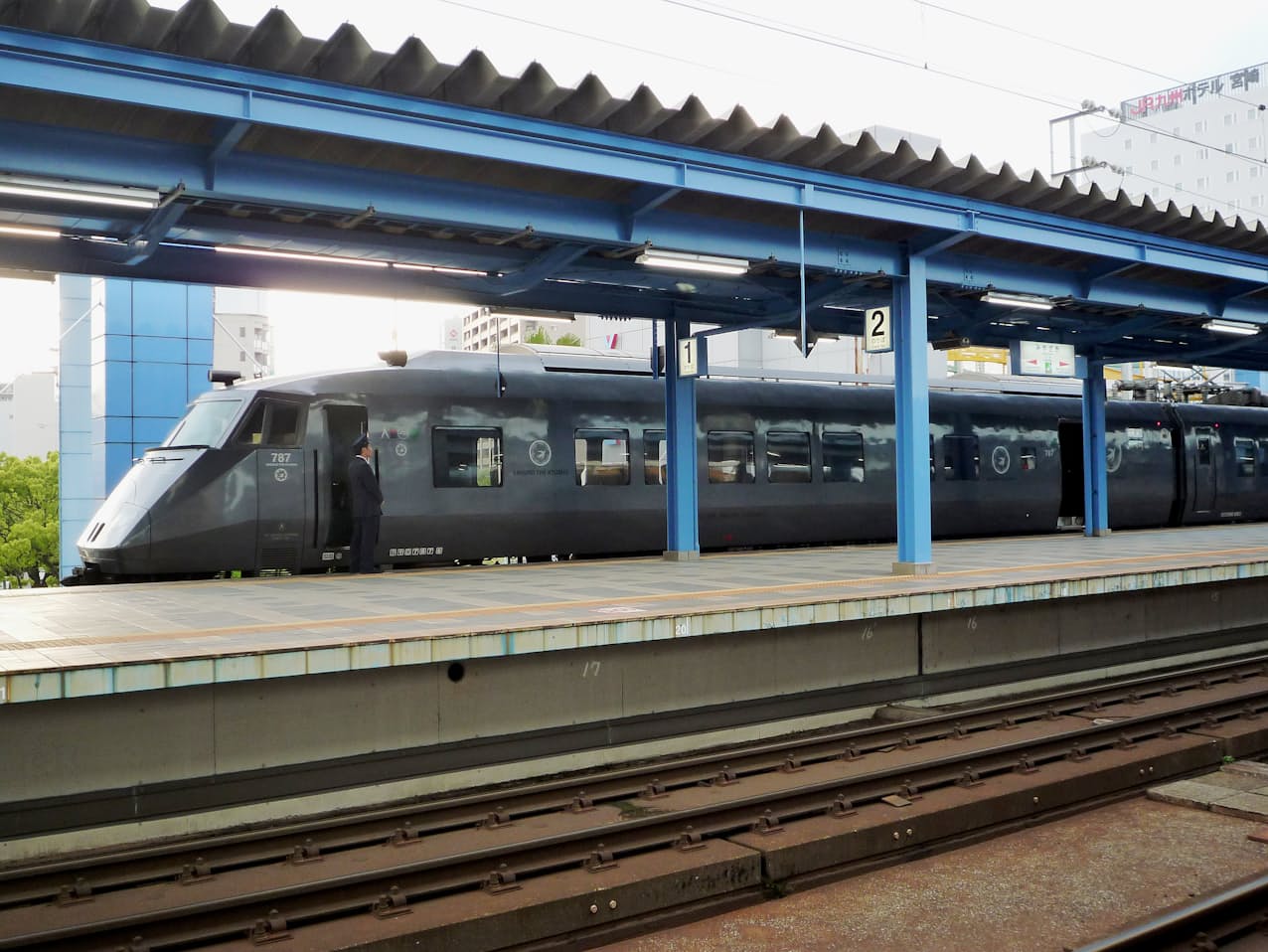 昼間に運転される旅客列車中、最も長い距離を走るのはJR九州の特急「にちりんシーガイア」だ。写真は宮崎駅で出発を待つ博多行きの「にちりんシーガイア24号」。2020年3月13日まで博多行きは「同20号」と2本運転されていたが、現在は「同14号」の1本に統合された。宮崎駅にて16年4月14日に筆者撮影