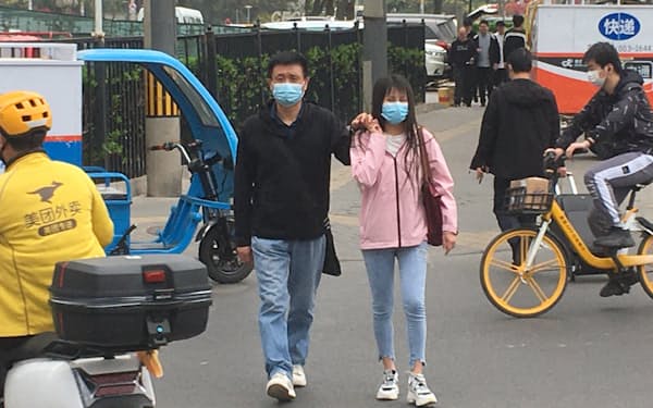 北京市内で手をつないで歩くカップル