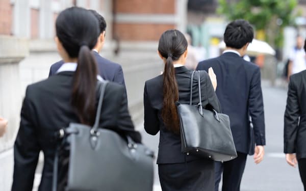採用面接が解禁になり、オフィス街を歩く就活生(2018年6月、東京・丸の内)