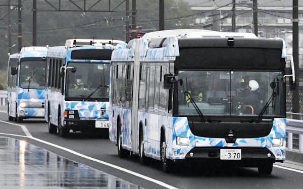 テストコースを自動運転で隊列走行するバス(10月、滋賀県野洲市)