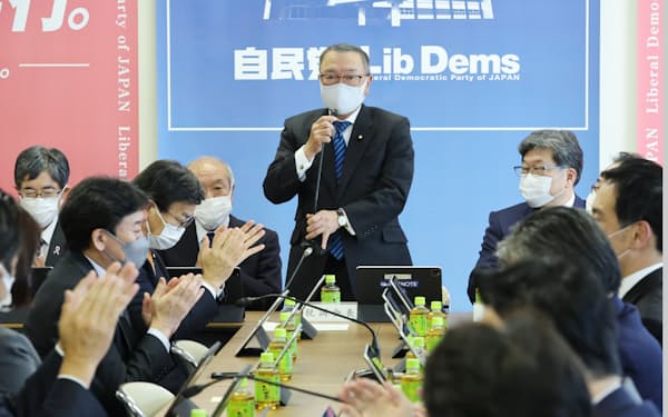自民党税制調査会の総会であいさつする宮沢会長㊥（18日、党本部）