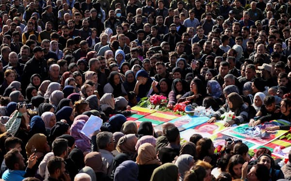トルコ軍の空爆による死者を悼む人々（21日、シリア北東部ハサカ県）