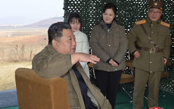 18日、李雪主夫人（右から２人目）、娘（同３人目）とともにICBMの発射を視察した金正恩総書記＝朝鮮通信