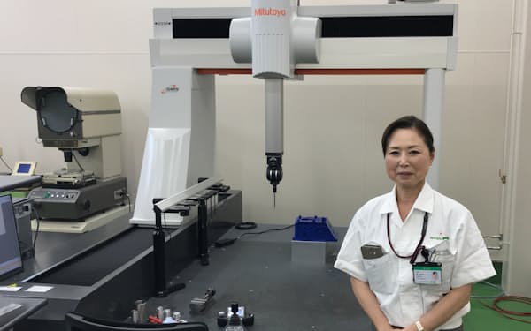 新星（三芳町）の星佳代子社長はコンデンサーの原料を混ぜる容器生産のために３次元測定機を導入