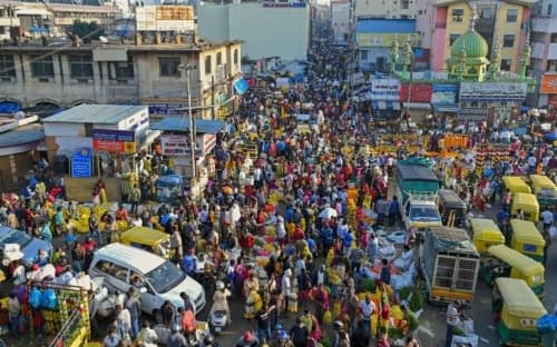 ヒンドゥー教の祭典「ディワリ」の前夜、多くの人でごった返すバンガロールの市場。インドの人口は、今年にも中国を抜いて世界第1位になると予測されている。（PHOTOGRAPH BY MANJUNATH KIRAN, AFP, GETTY）