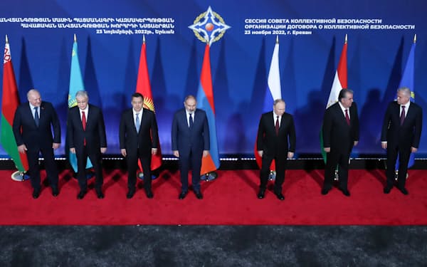 ２３日、アルメニアで開催されたＣＳＴＯ首脳会議にはロシアのプーチン大統領ら各国首脳が参加した＝ＡＰ