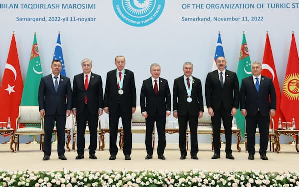 チュルク諸国機構の首脳会議に参加したメンバーら（11月中旬、ウズベキスタン・サマルカンド）＝アナトリア通信