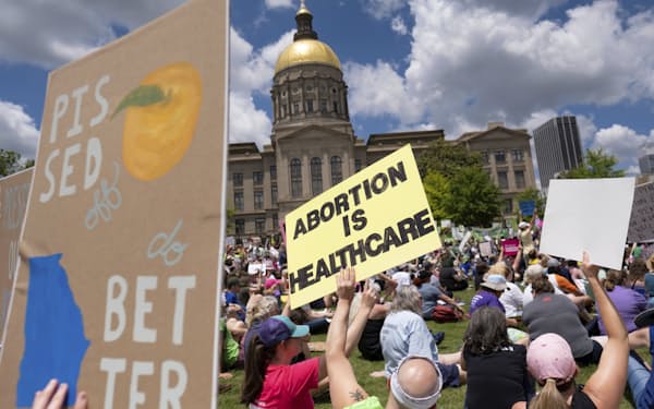 中絶の権利を主張するデモ参加者（5月、ジョージア州）＝ＡＰ