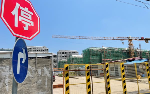 中国では不動産開発会社の資金繰り難で工事停止が頻発していた（中国・上海市）
