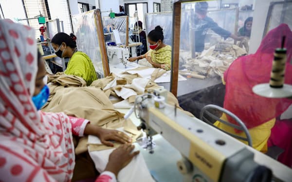 衣料品などを作る縫製業はバングラデシュ経済を支える主要産業だ＝ロイター