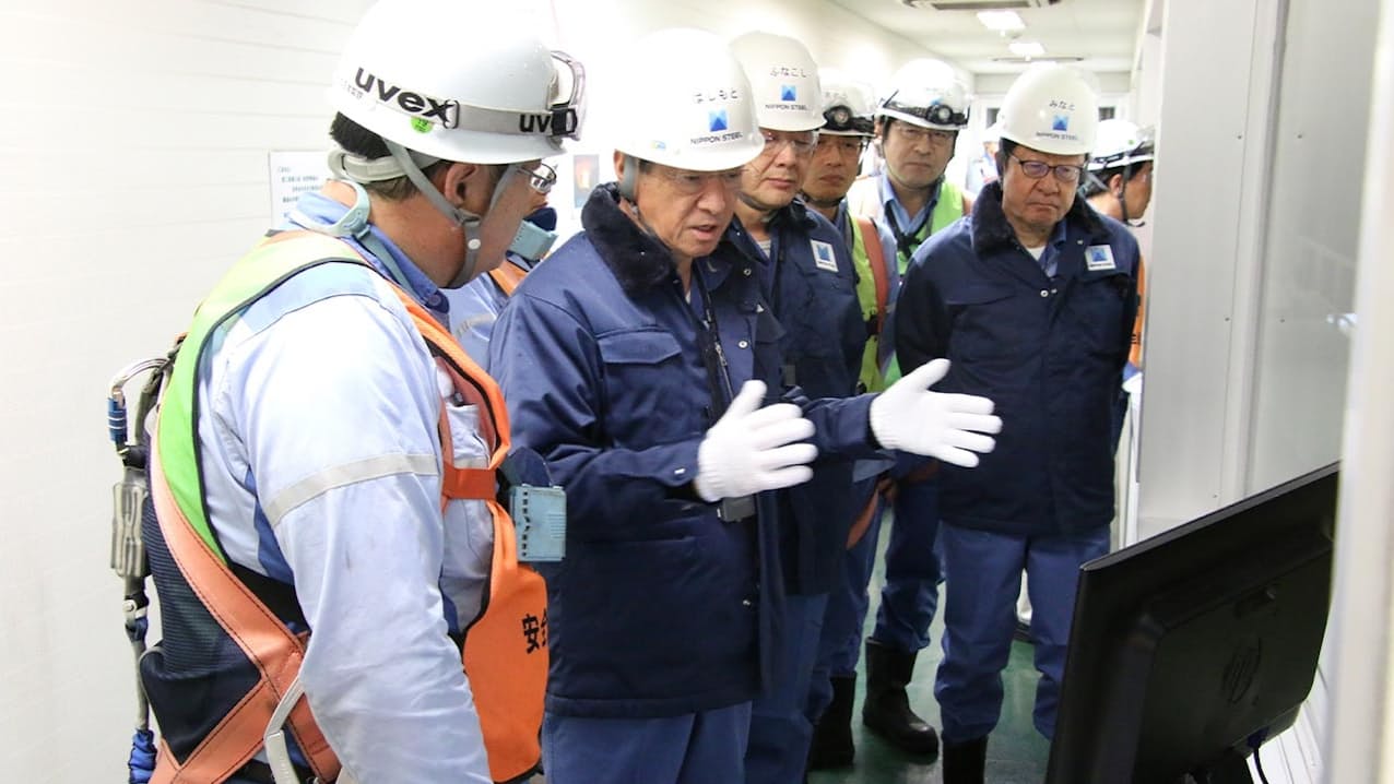 製鉄所で社員と直接対話する日本製鉄の橋本英二社長（左から2人目）