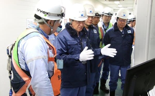 製鉄所で社員と直接対話する日本製鉄の橋本英二社長（左から2人目）