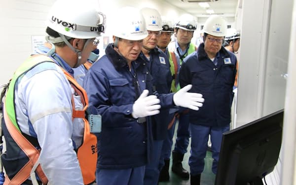 製鉄所で社員と直接対話する日本製鉄の橋本英二社長(左から2人目)