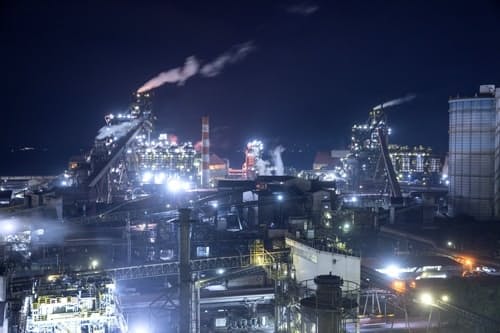 夜も動き続ける製鉄所。日本製鉄は休まず改革を続けていけるかどうかが問われている