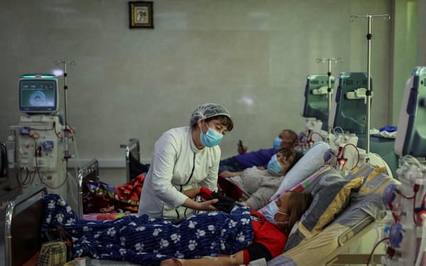 首都キーウ（キエフ）近郊の病院では、血液透析患者が停電と断水のなかで治療を受けている＝ロイター