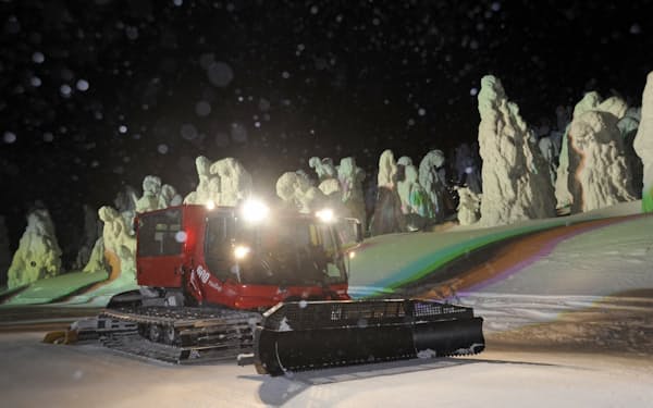 別名スノーモンスターと呼ばれる蔵王の樹氷はロープウエーで観賞可能。雪上車で巡るツアーもある（山形市の蔵王温泉スキー場）