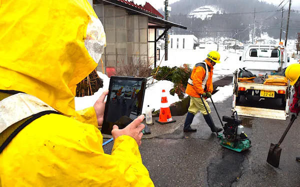 新潟県三条市から包括委託を受けた事業者が穴を補修(2月、同市)