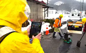 新潟県三条市から包括委託を受けた事業者が穴を補修(2月、同市) 新潟県三条市から包括委託を受けた事業者が穴を補修(2月、同市)