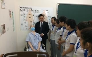 日本で介護の仕事をするために研修を受けるベトナム人（ハノイ）