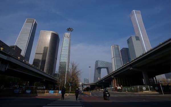北京市では感染防止のために厳しい移動制限が敷かれ、中心部の交通量が大幅に減っている＝AP