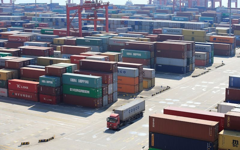 物流費の上昇を脱中国の課題とする企業が多い(中国・上海の港に並ぶコンテナ)=ロイター 物流費の上昇を脱中国の課題とする企業が多い(中国・上海の港に並ぶコンテナ)=ロイター
