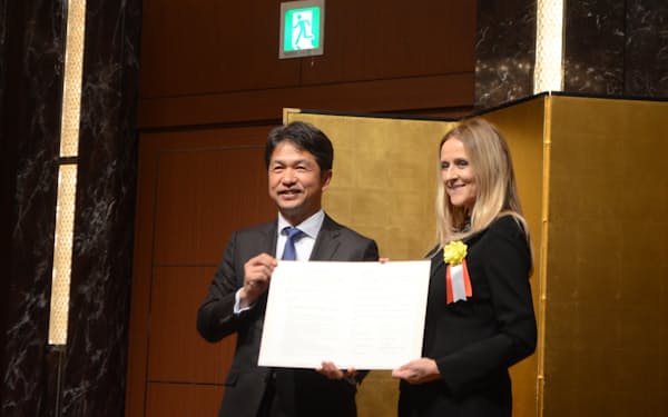 協定を締結した茨城県の大井川和彦知事（左）とエスティ・ローダーのフィオーナ・モーガンバイスプレジデント（24日、東京都）
