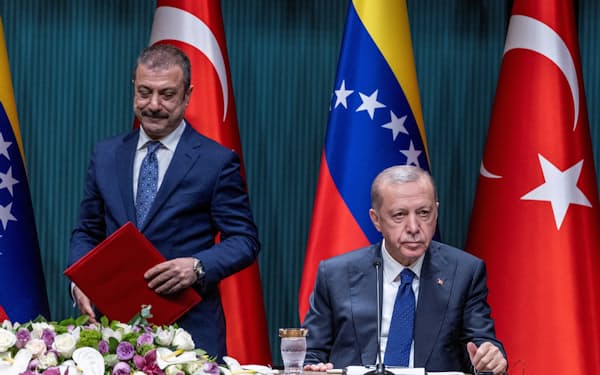 トルコ中銀のカブジュオール総裁㊧とエルドアン大統領（６月、アンカラ）＝ロイター
