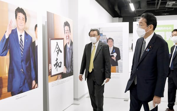 　安倍元首相の写真展を鑑賞する岸田首相（右）＝24日午後、東京・芝公園（代表撮影）
